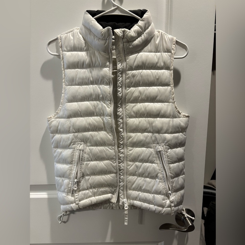 American eagle white puffer vest. Size small.